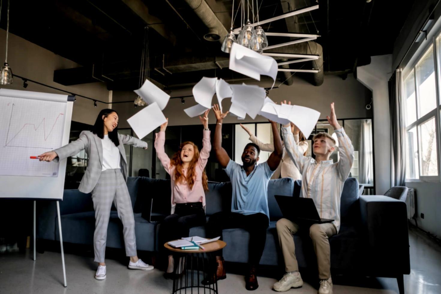 SEO-Analyse-Tools und Datenvisualisierung auf modernen Bildschirmen